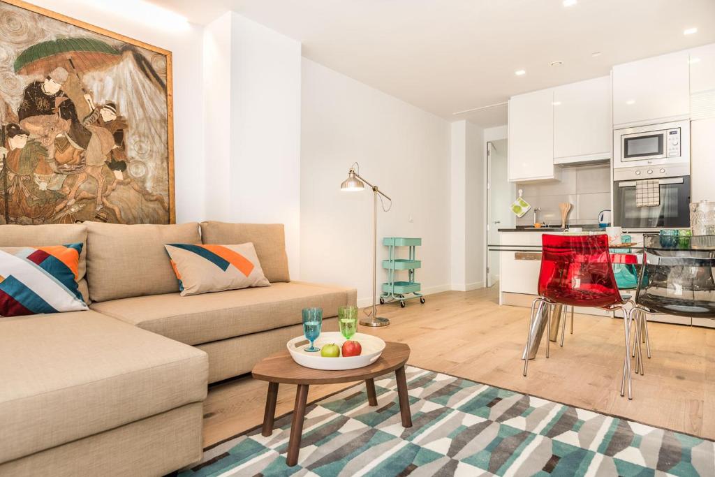 マドリードにあるBNBHolder Luxury Apartment III PLAZA DE ESPAÑAのリビングルーム(ソファ、テーブル付)