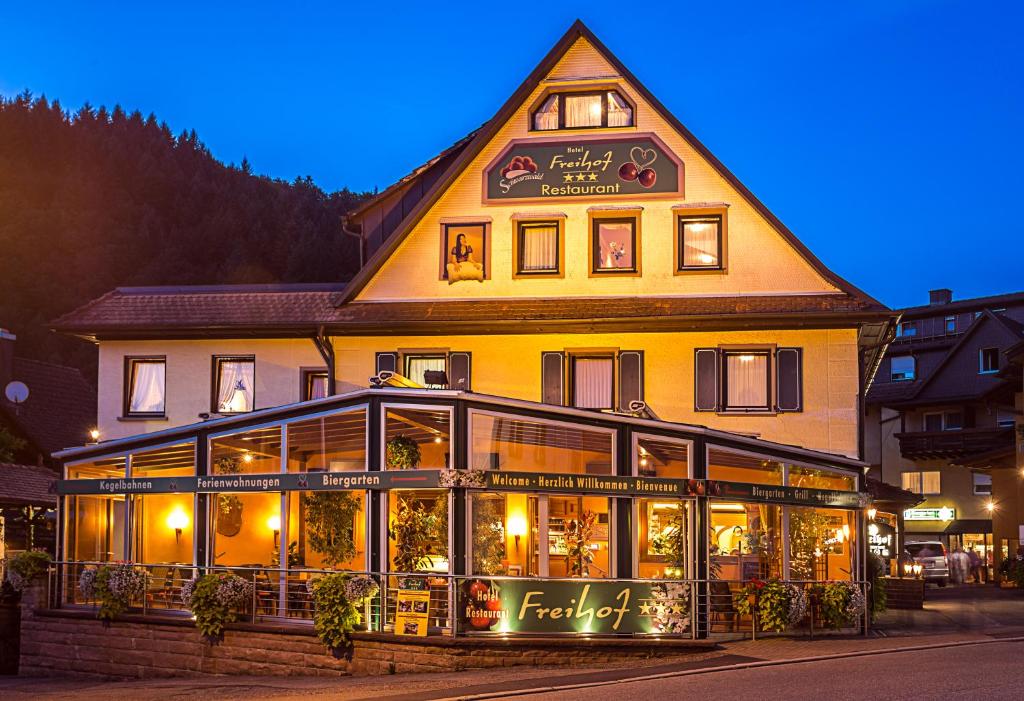ein großes Gebäude mit vielen Fenstern in der Unterkunft Hotel Freihof in Oberharmersbach