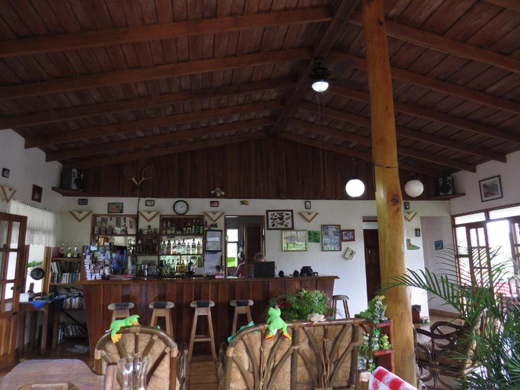 Lounge nebo bar v ubytování Hotel La Rana de Arenal