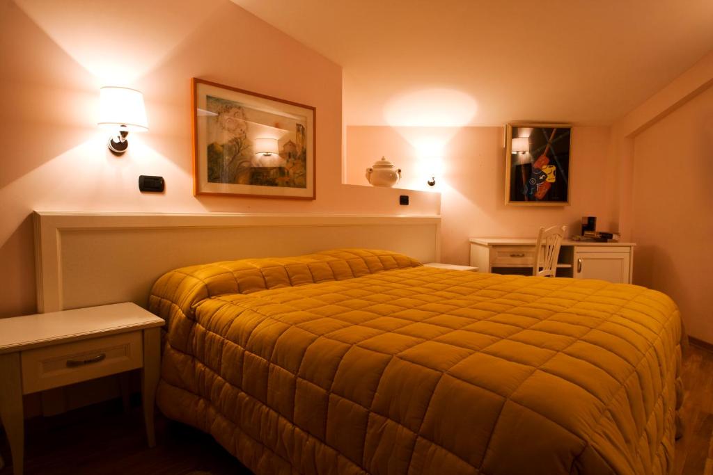 Postel nebo postele na pokoji v ubytování Albergo Ristorante Siro