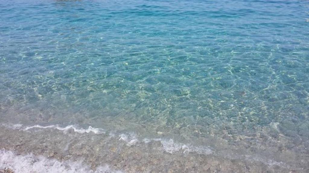 a view of the clear water at the beach at Appartamenti Villa Wanda in Palmi