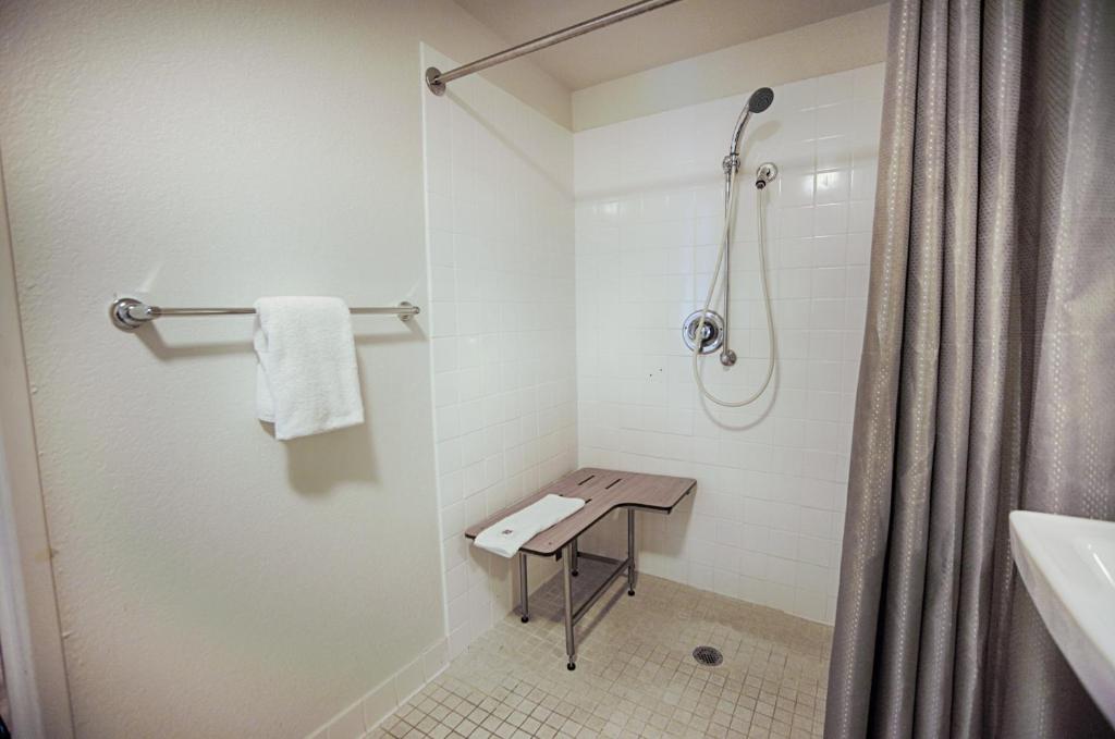 Koupelna v ubytování Motel 6-Albany, NY