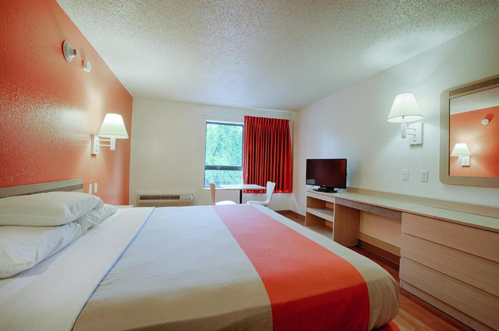Postel nebo postele na pokoji v ubytování Motel 6-Albany, NY