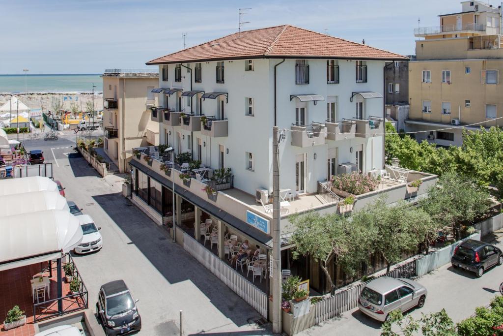 uma vista geral de um edifício numa cidade em Hotel Villa dei Gerani em Rimini