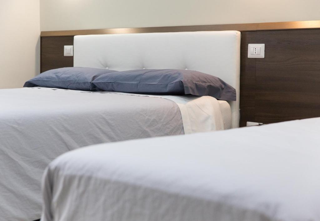 Postel nebo postele na pokoji v ubytování Venustas Roma Hotel