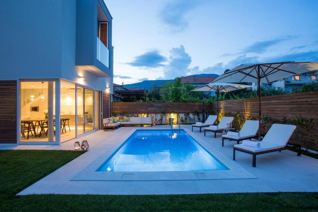Bazén v ubytování Koras Villa - villa with heated pool nebo v jeho okolí