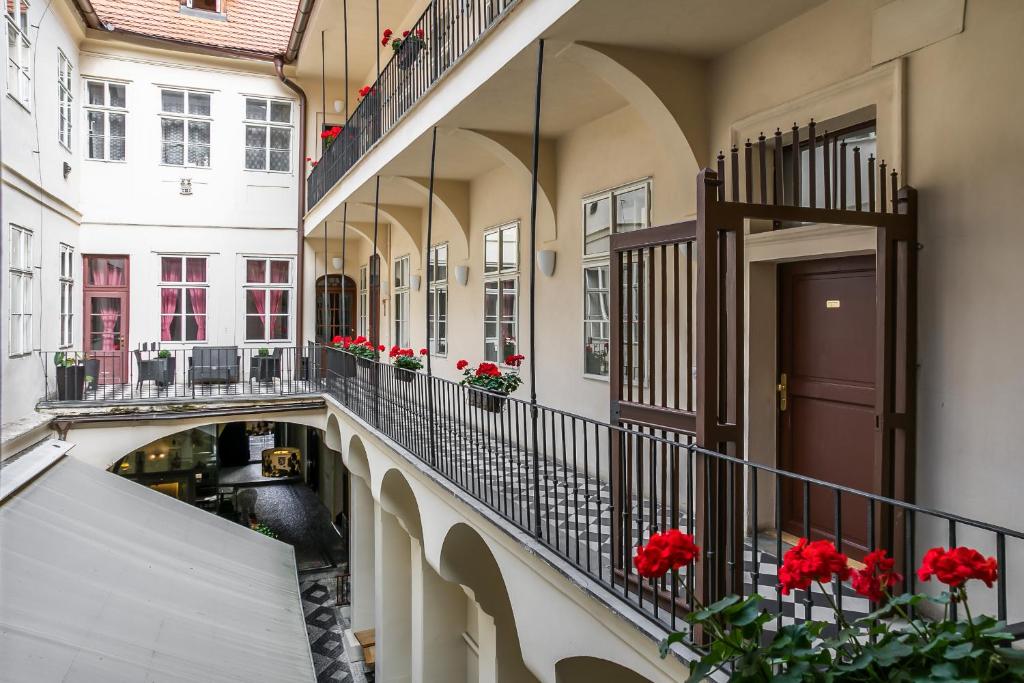 Three Golden Crowns Apartments - 9