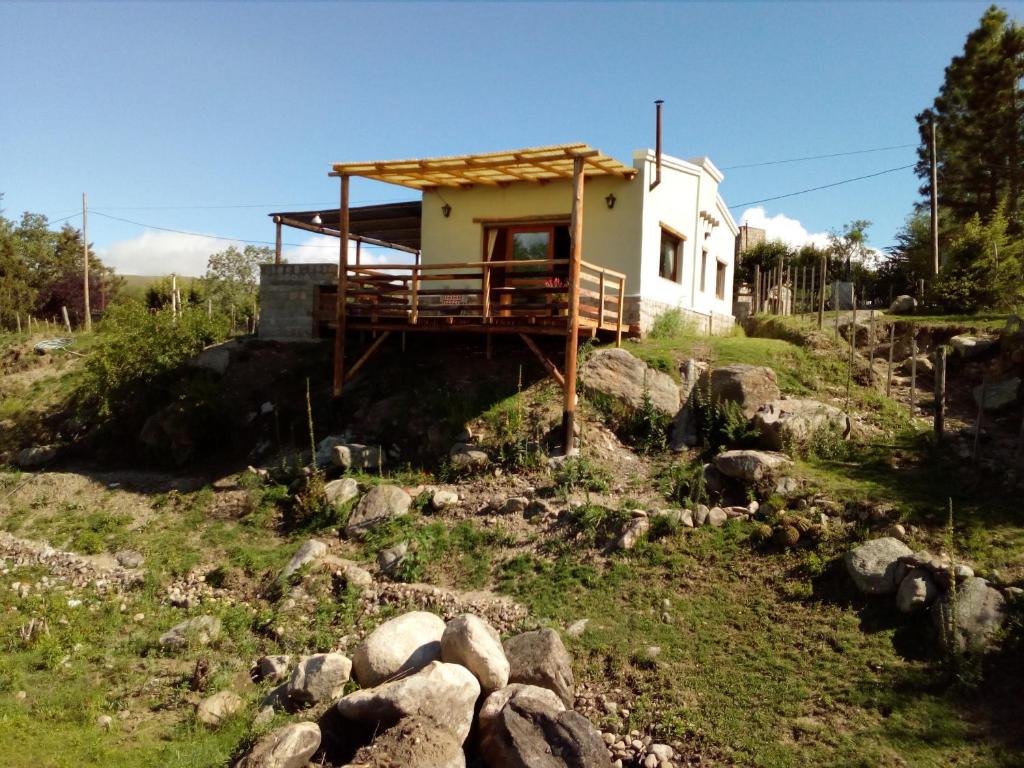 dom na zboczu wzgórza z kamieniami w obiekcie Cabañas Wasi Mayu w mieście Tafí del Valle