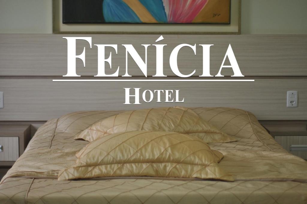 a sign that reads fernica hotel above a bed at Hotel Gran Fenícia Marechal in Marechal Cândido Rondon