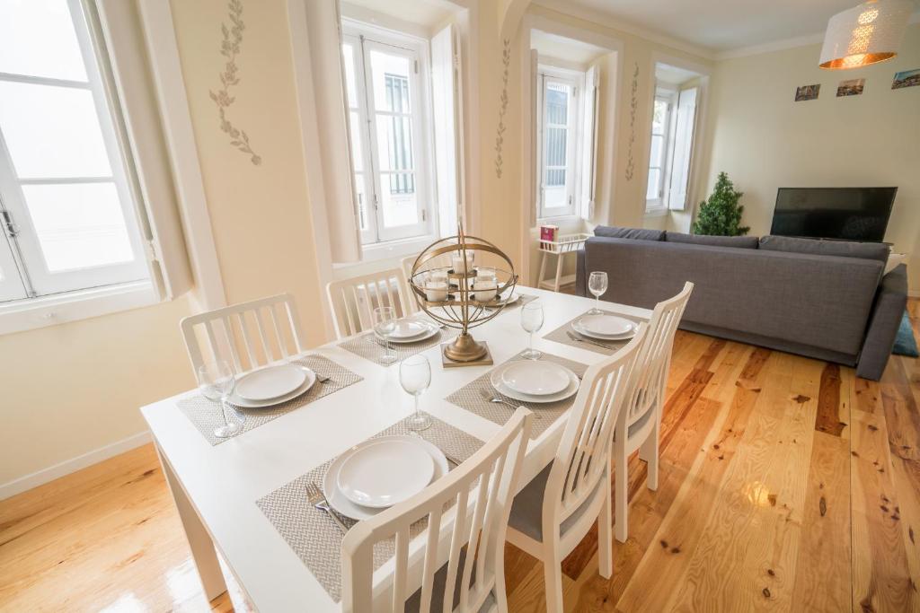 ein Esszimmer mit einem weißen Tisch und Stühlen in der Unterkunft Mouraria 2 Bedroom Apartment in Lissabon