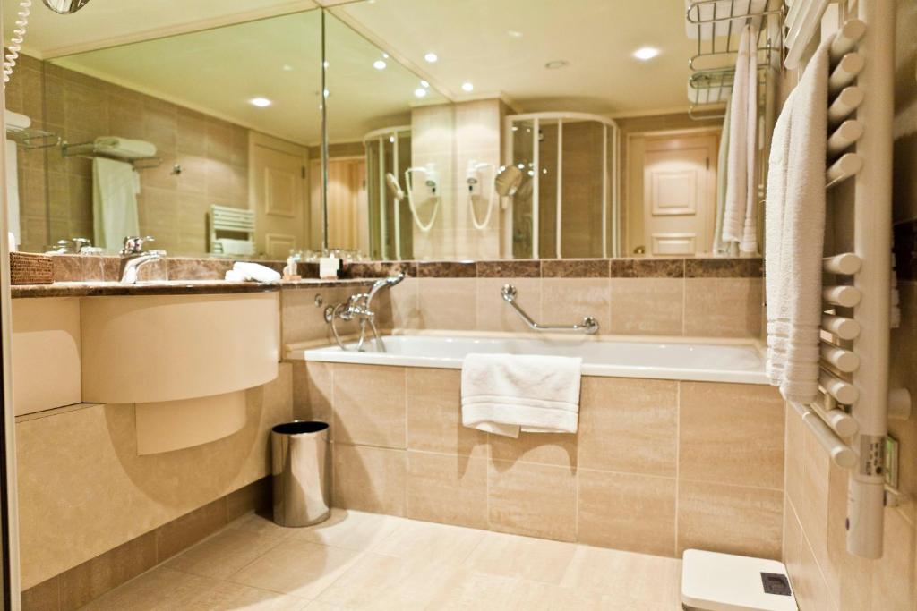 Koupelna v ubytování Hotel Le Châtelain