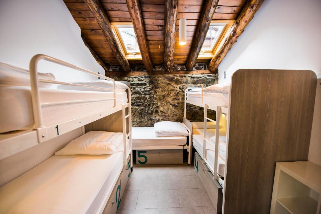 Postel nebo postele na pokoji v ubytování Mountain Hostel Tarter