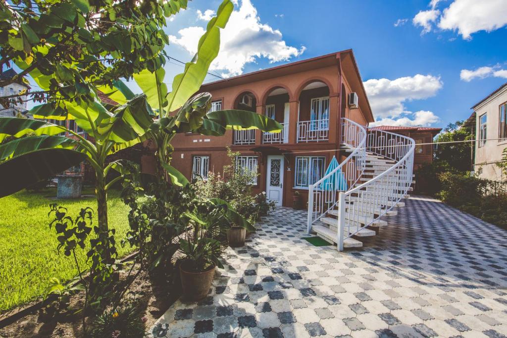 une maison avec un escalier en face de celle-ci dans l'établissement Casa de Khasia, à Zugdidi