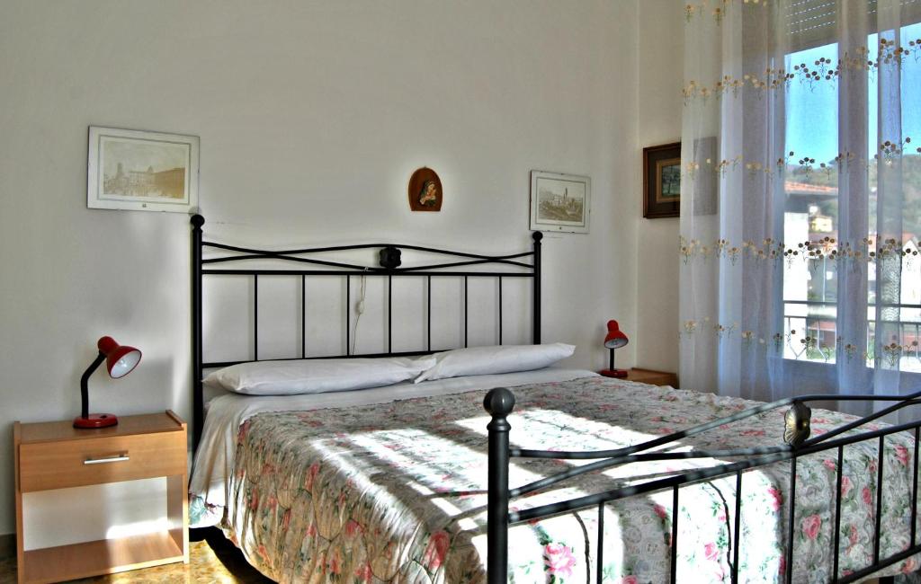 sypialnia z łóżkiem i oknem w obiekcie Hotel Chenno w mieście Subbiano