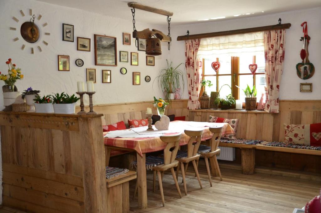 Posezení v ubytování Berggasthof Steckholzer