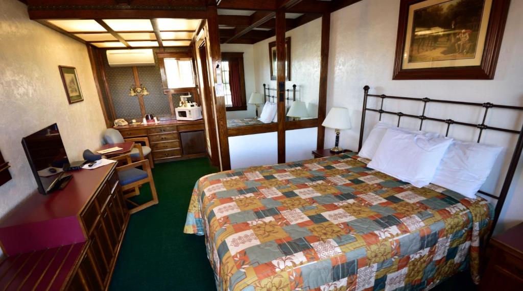 Postel nebo postele na pokoji v ubytování Sequim West Inn