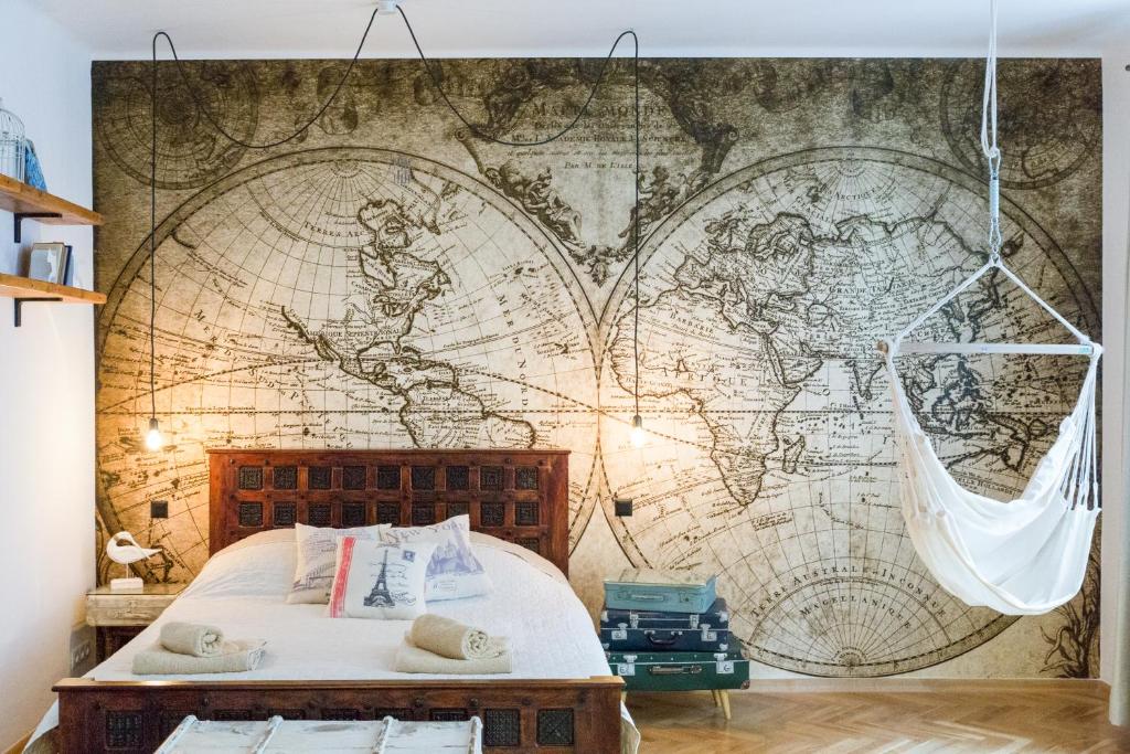 ワルシャワにあるAmazing Old Town Chill Out Aptの世界地図の壁画が施されたベッドルーム