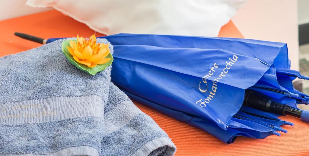 una flor en una bolsa azul sobre una mesa en Camere Fontanavecchia en Vernazza