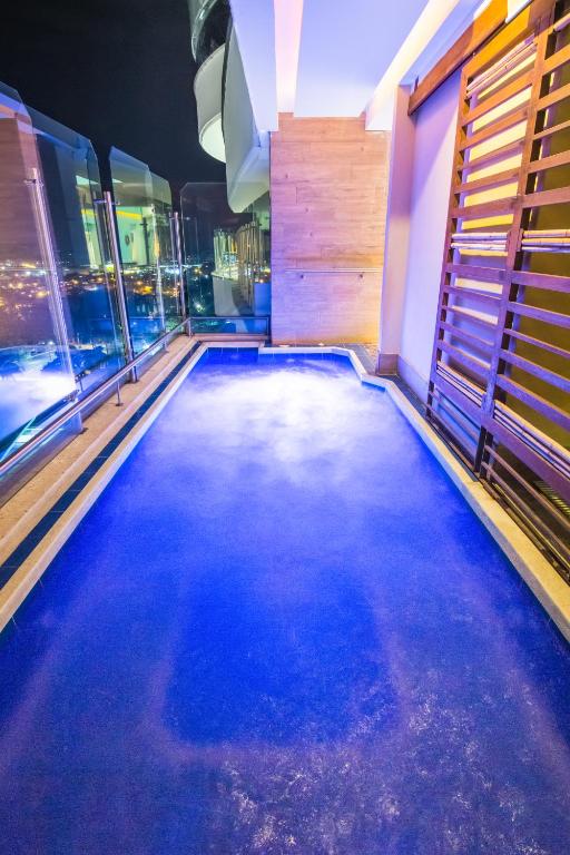 Bazén v ubytování GHL Hotel Grand Villavicencio nebo v jeho okolí