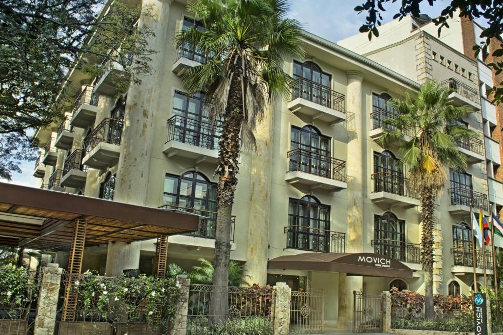 卡利的住宿－阿菲雷茲姆維奇酒店，一座棕榈树建筑