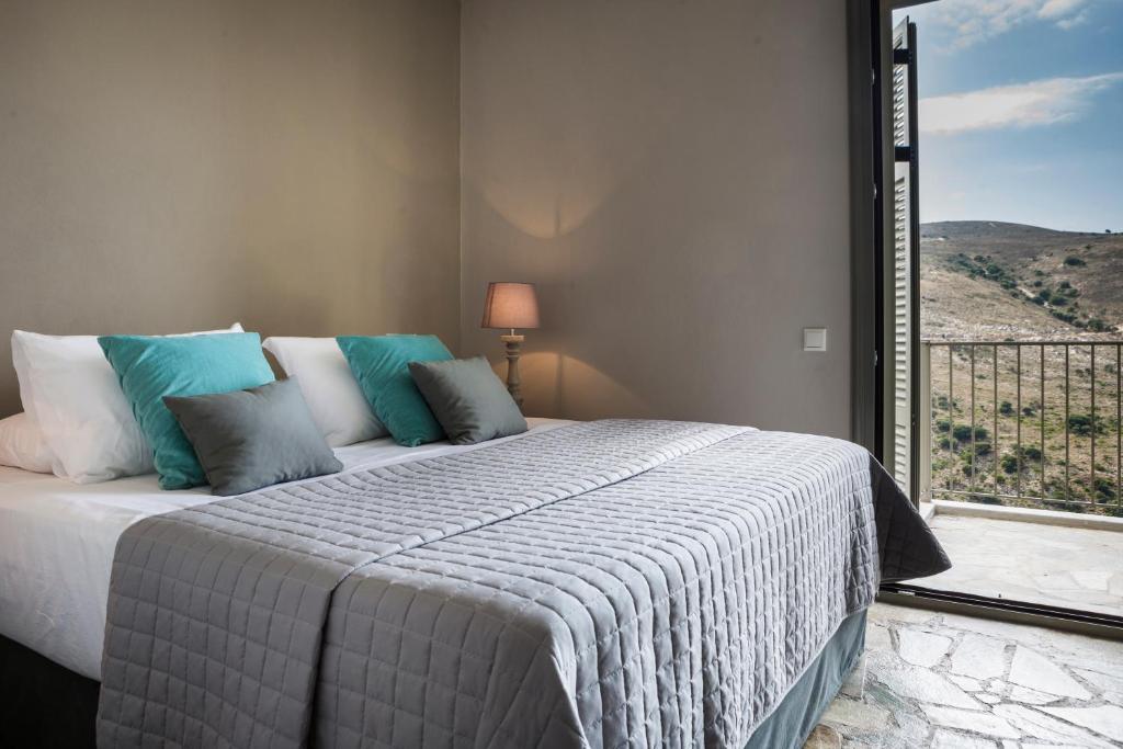 سرير أو أسرّة في غرفة في Myrtos View Apartments