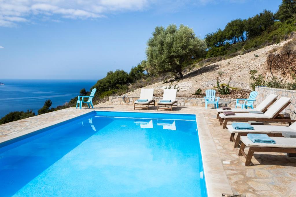 المسبح في Myrtos View Apartments أو بالجوار