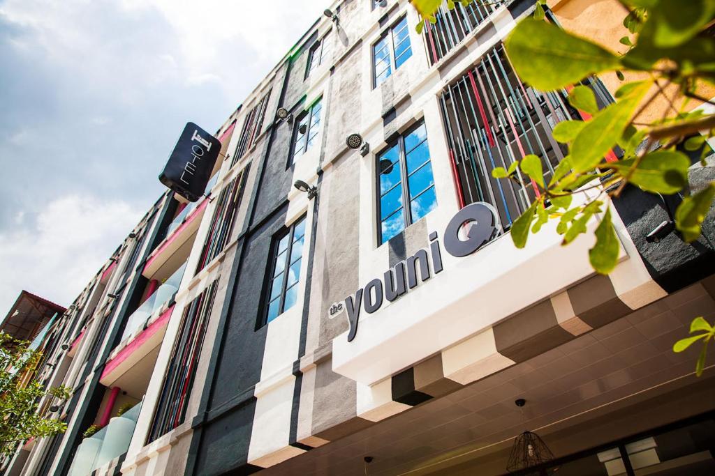 een gebouw met een bord aan de zijkant bij the youniQ Hotel, Kuala Lumpur International Airport in Sepang