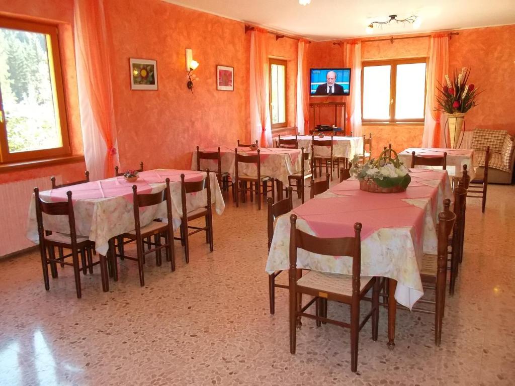 TV a/nebo společenská místnost v ubytování Hotel Residence La Rosa
