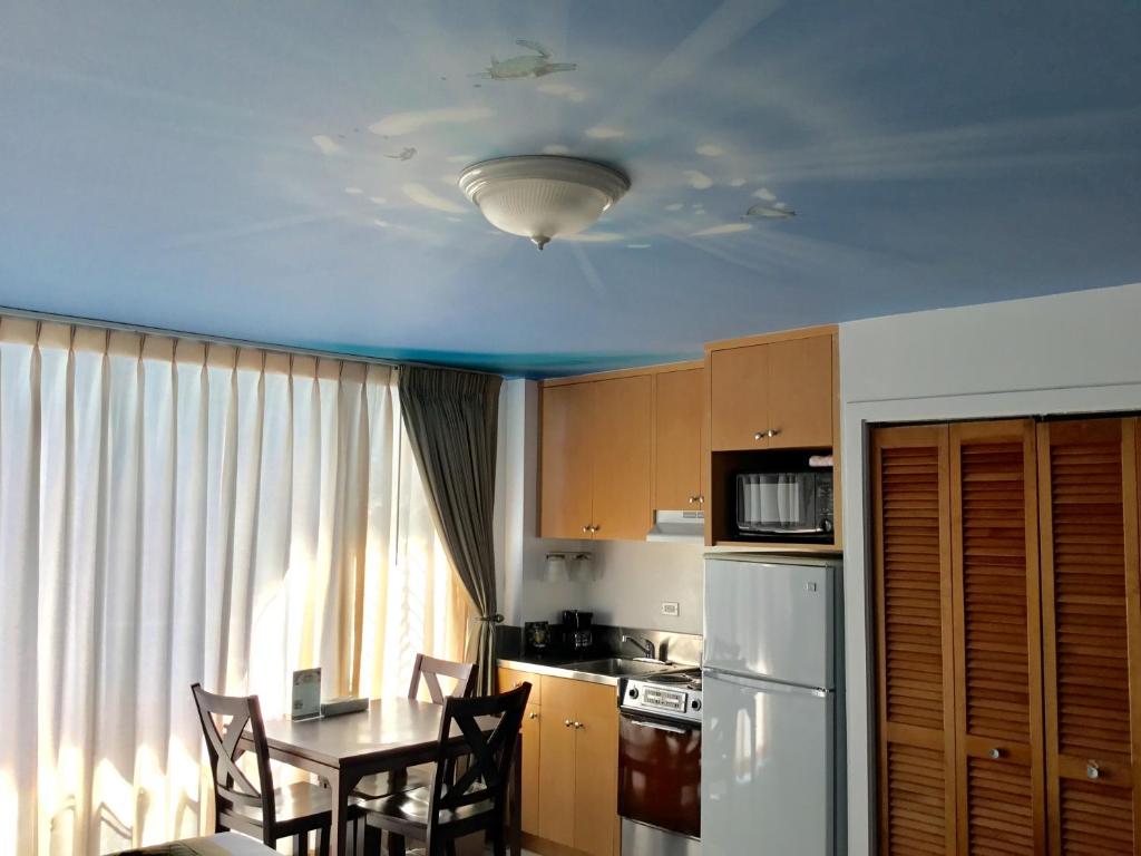 Kuchyň nebo kuchyňský kout v ubytování Holiday Surf Hotel (with full kitchen)