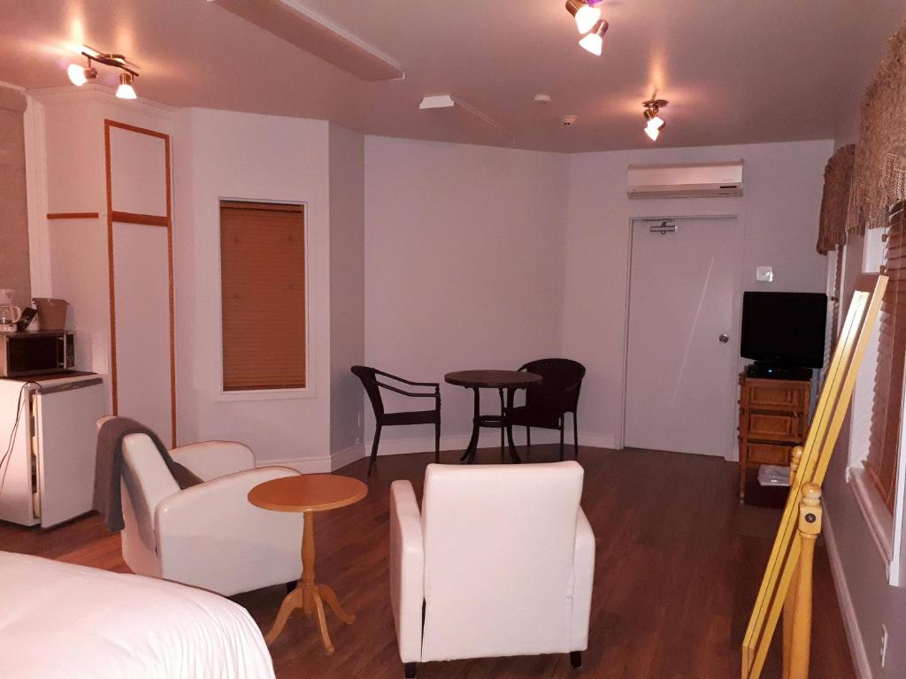 Una televisión o centro de entretenimiento en Auberge des Berges
