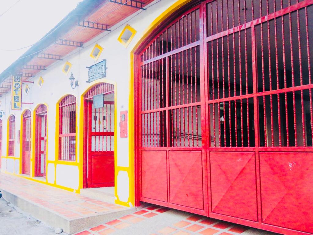 rząd czerwonych i żółtych drzwi na budynku w obiekcie Hotel Colonial - Honda - w mieście Honda