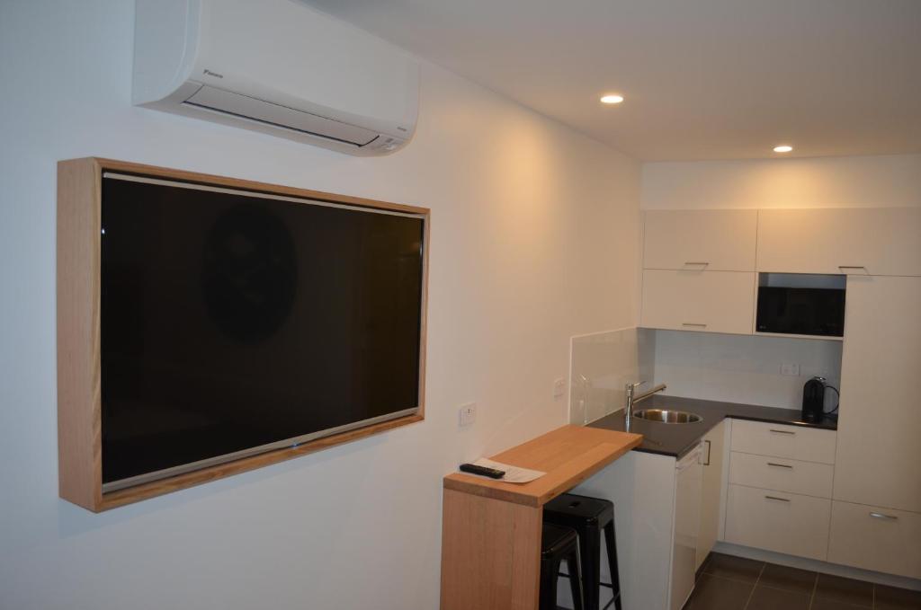 TV a/nebo společenská místnost v ubytování Bright Colonial Motel