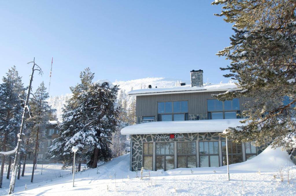 a building in the snow with snow covered trees at Holiday Club Pyhä HolySuites in Pyhätunturi