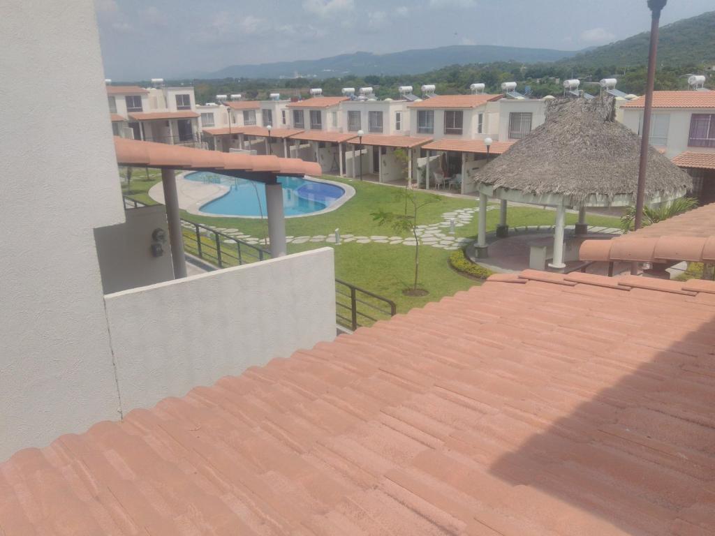 uitzicht op een zwembad vanaf het dak van een gebouw bij Casa en Real Santa Fe in Xochitepec