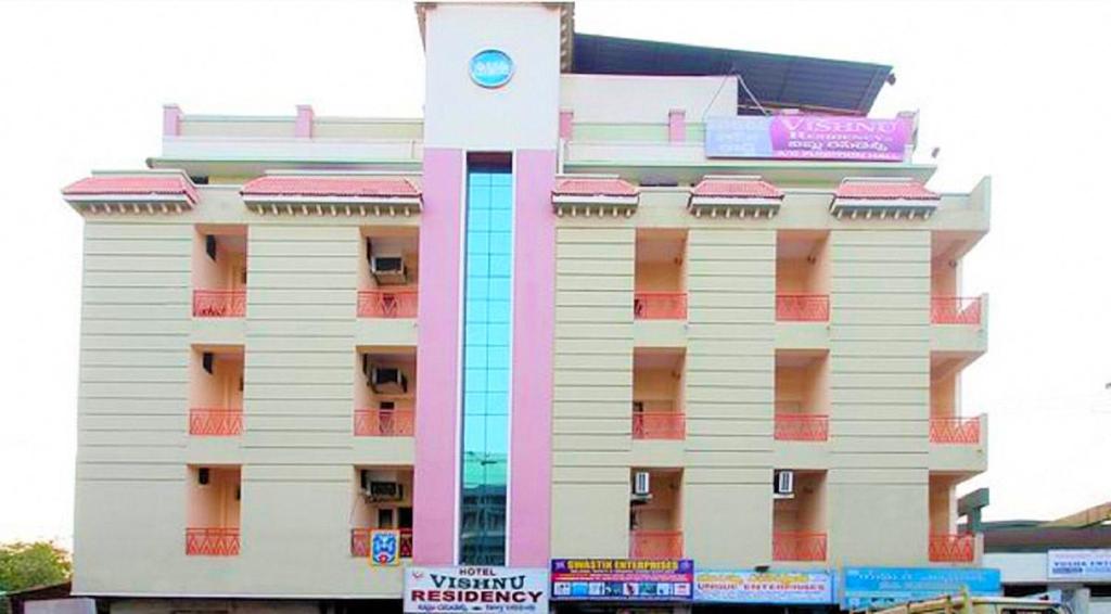 budynek z zegarem na boku w obiekcie Hotel Vishnu Residency w mieście Visakhapatnam