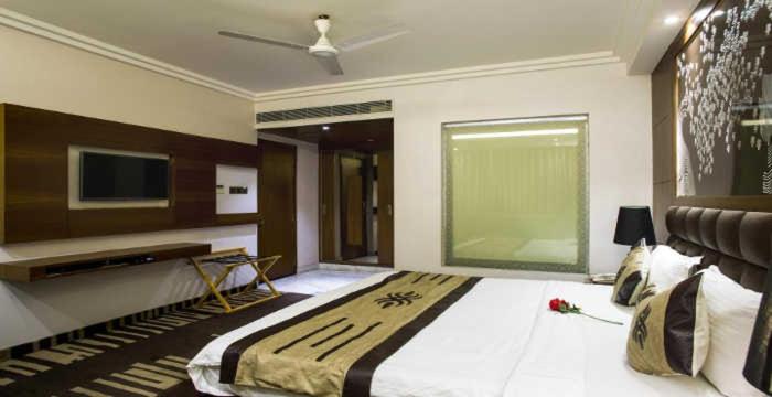 تصویر اتاق‌های Hotel JRD Exotica-Business Hotel - تصویر ۲