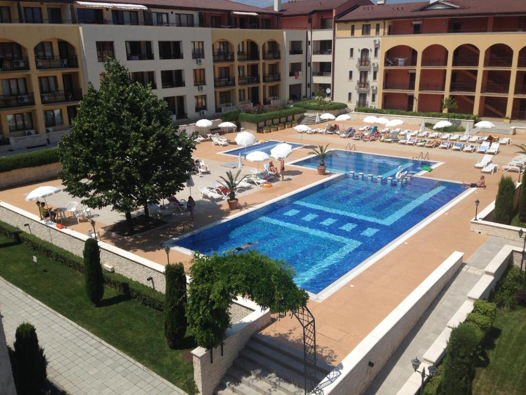 einen Blick über den Pool in einem Hotel in der Unterkunft Galeria Holiday Apartments in Obsor