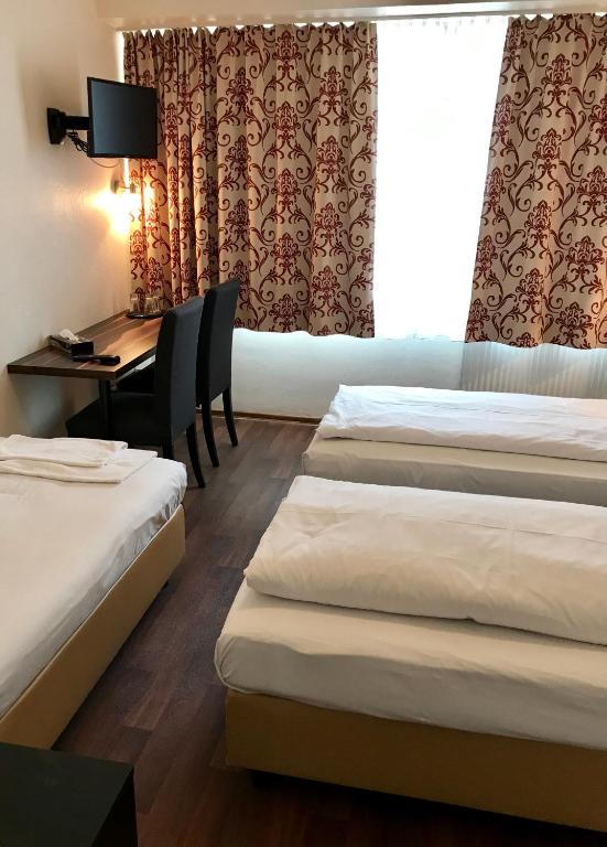 Postel nebo postele na pokoji v ubytování Pension Alpha - Frankfurt City Central Station