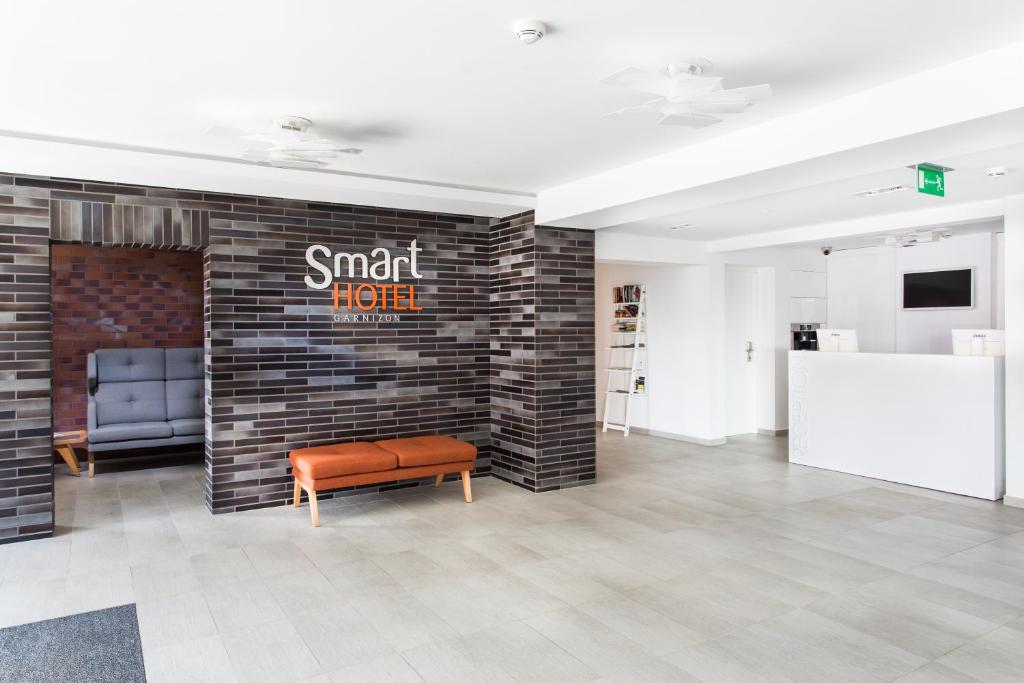 Televízia a/alebo spoločenská miestnosť v ubytovaní Smart Hotel