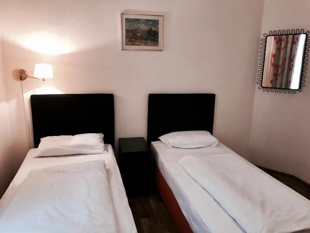 Postel nebo postele na pokoji v ubytování Pension Alpha - Frankfurt City Central Station
