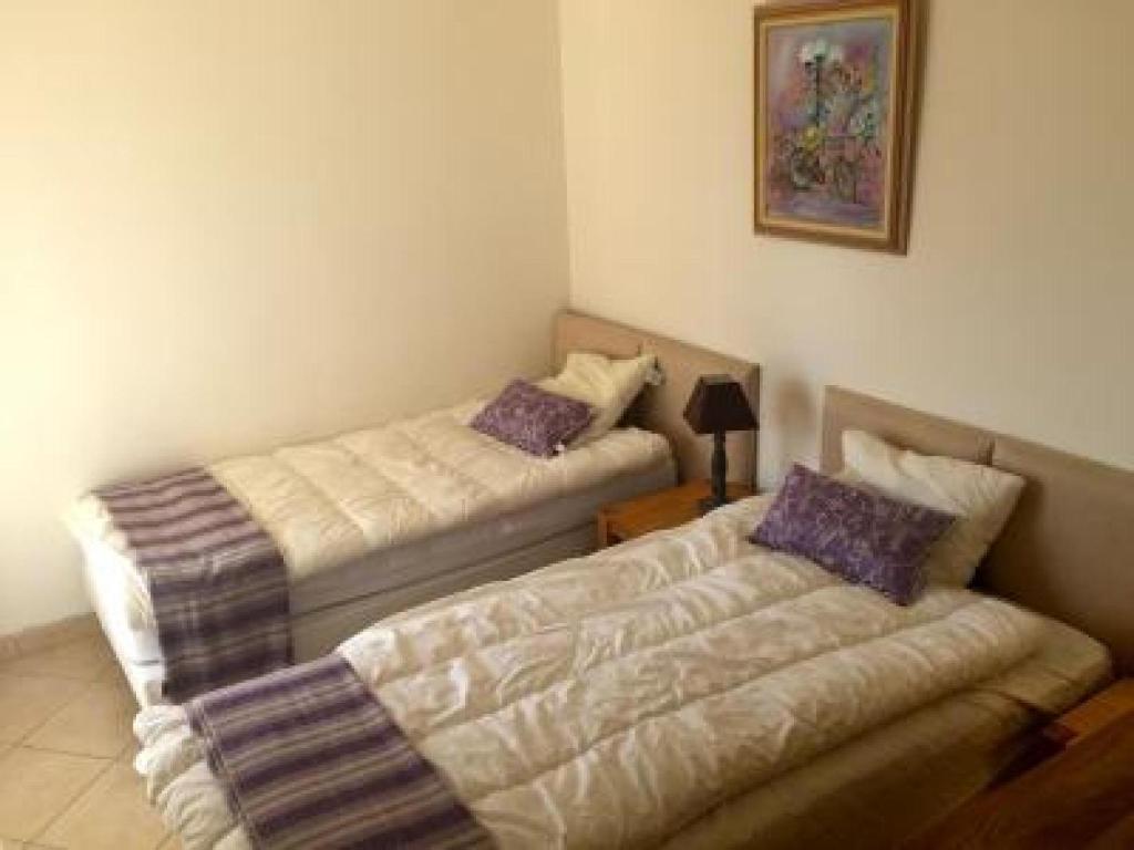 une chambre avec deux lits dans une pièce dans l'établissement Pleasant 2 Bed Apartment in the calm Palm Beach area of Cannes with beaches nearby on all sides 1525, à Cannes