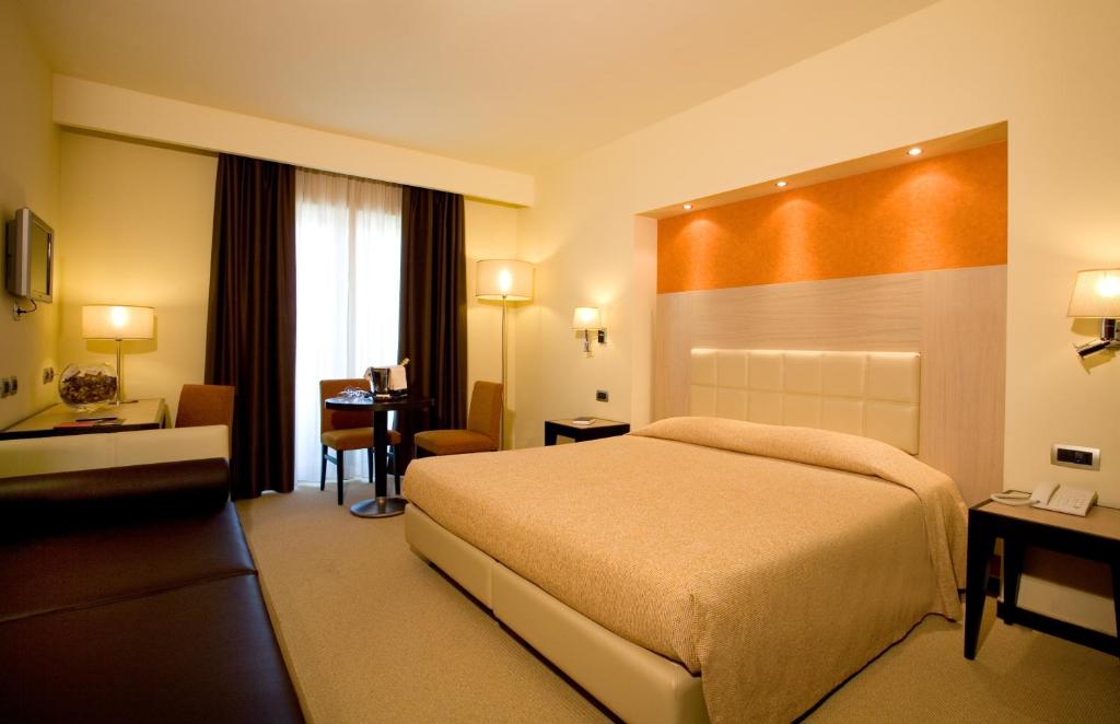 Postel nebo postele na pokoji v ubytování Grand Hotel Olimpo