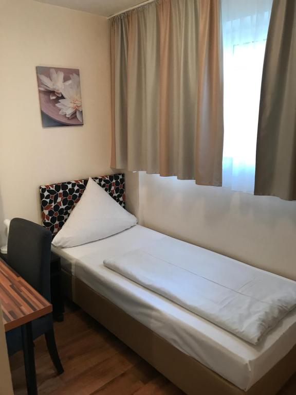 Postel nebo postele na pokoji v ubytování Pension Alpha - Frankfurt City Central Station