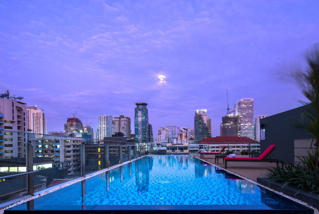 Bazén v ubytování Travelodge Sukhumvit 11 nebo v jeho okolí