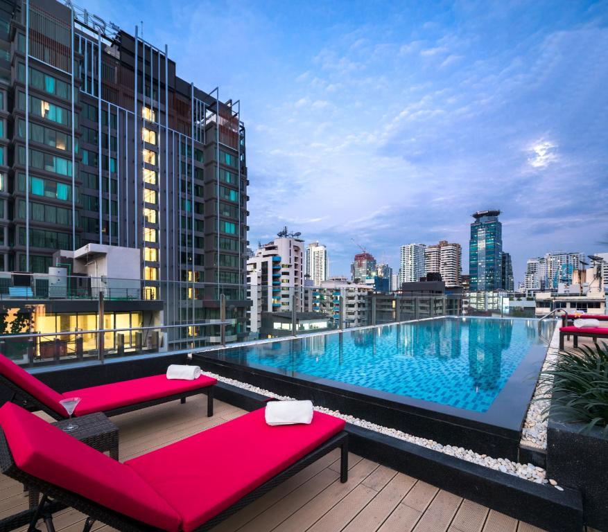 Bazén v ubytování Travelodge Sukhumvit 11 nebo v jeho okolí