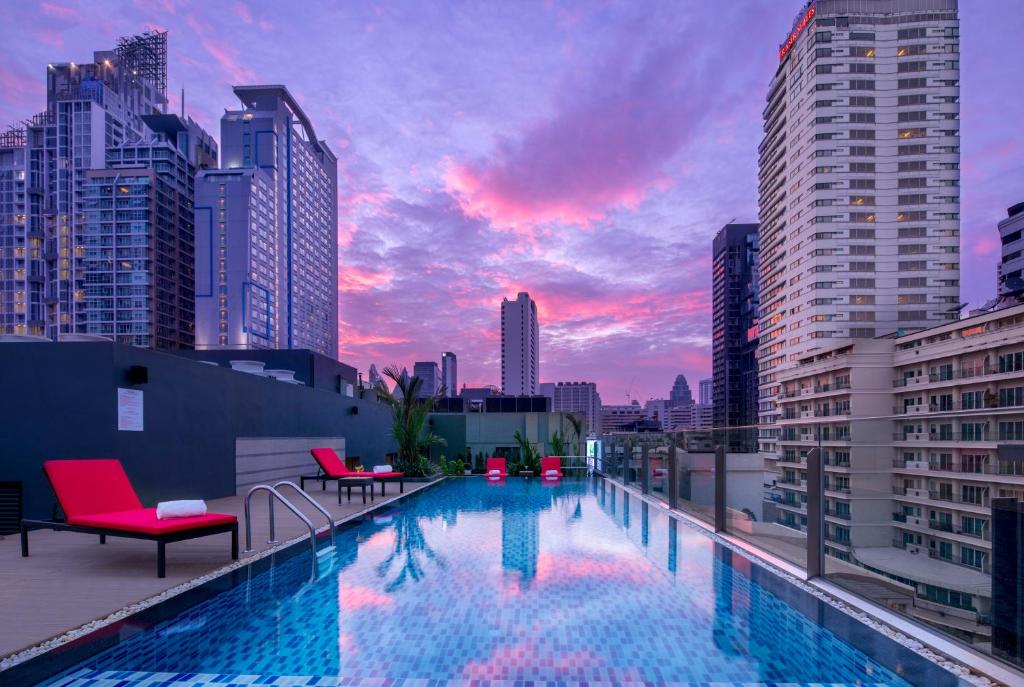 Bazén v ubytování Travelodge Sukhumvit 11 nebo v jeho okolí