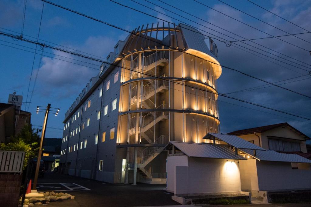 Un grand bâtiment avec des lumières sur son côté dans l'établissement Nikko Station Hotel 2, à Nikkō