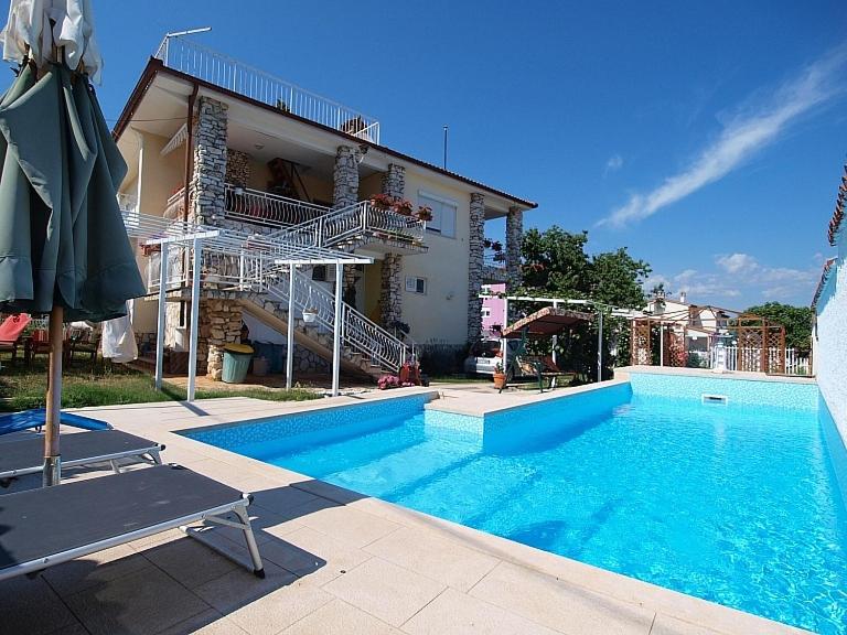 duży basen przed domem w obiekcie Apartments Nada 354 w Fažanie