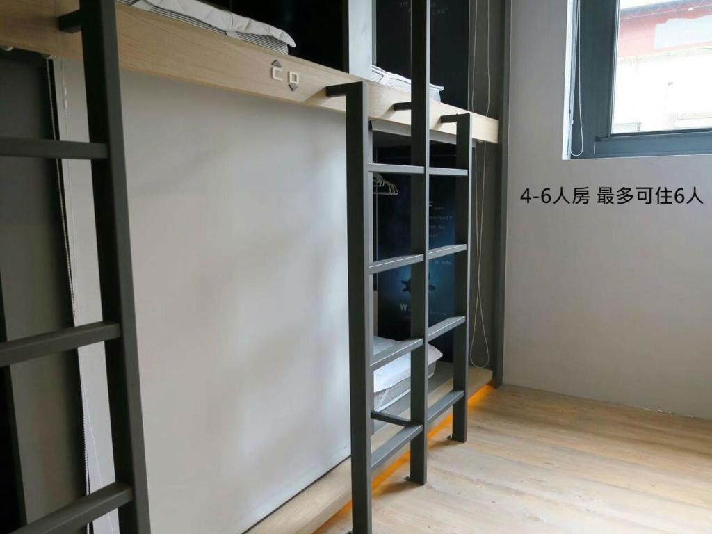 Palanda nebo palandy na pokoji v ubytování Taipei Discover Hostel