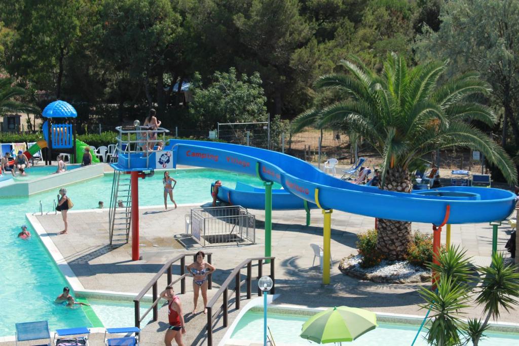 Bazén v ubytovaní Camping Village Baia del Marinaio alebo v jeho blízkosti
